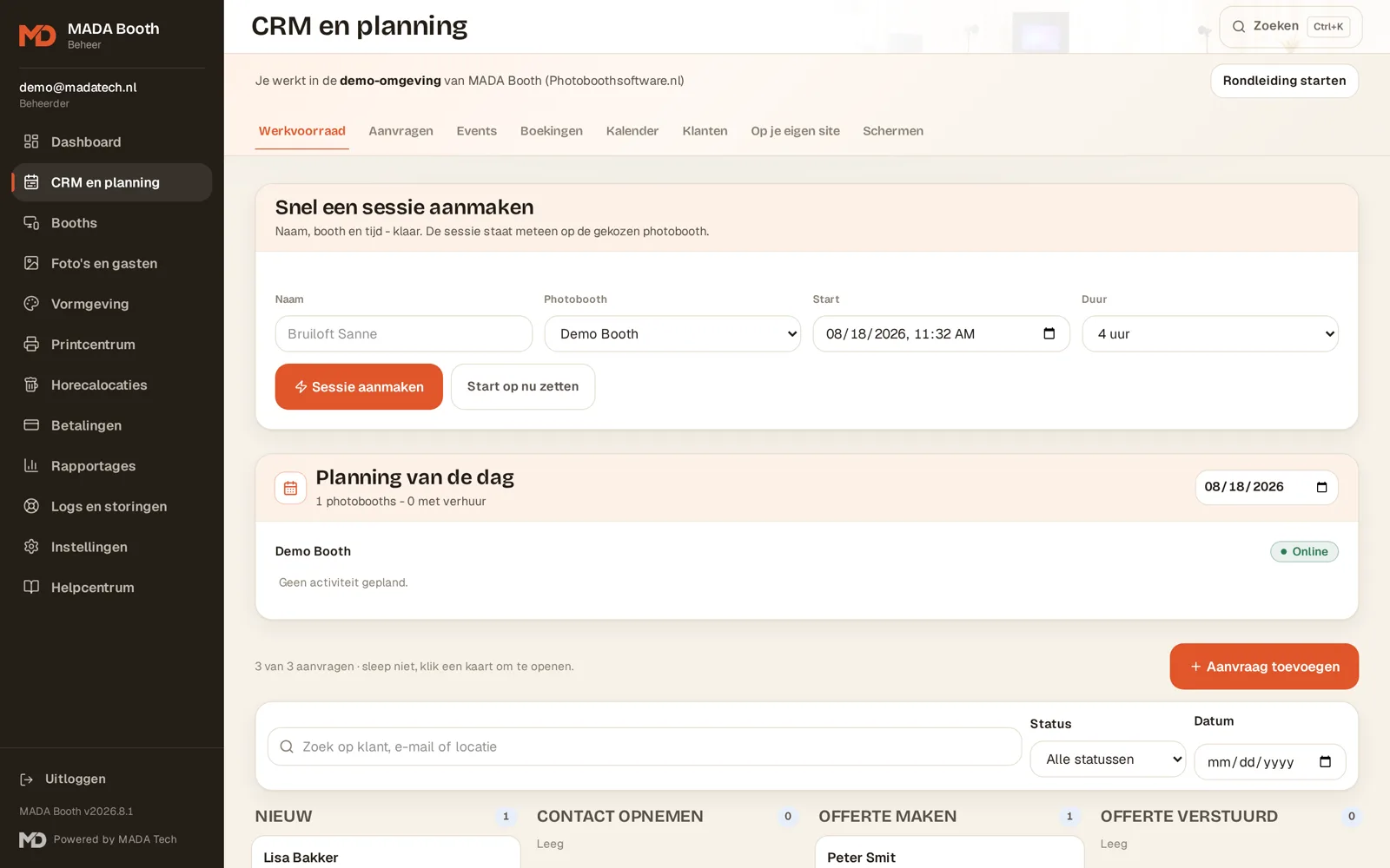 Agenda met evenementen en booths